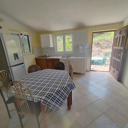Apartment Sutalo Stomorska Bagian luar foto